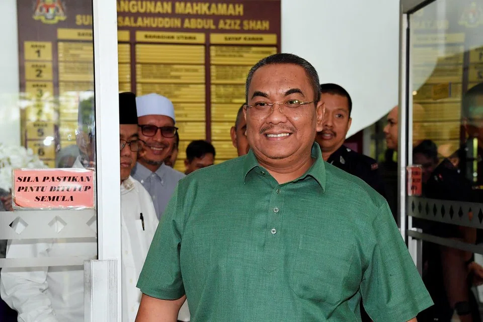 Pengerusi Eksekutif DSAT Group Sdn Bhd, Datuk Seri Azizul Tandek, mahu saman Menteri Besar Kedah, Datuk Seri Mohammad Sanusi Md Nor (depan), berhubung kenyataannya yang didakwa berunsur fitnah berkait isu pengambilalihan kelab bola sepak Kedah, Kedah Darul Aman (KDA) FC.