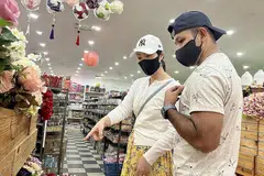 SENTIASA JIMAT: Memandangkan harga yang jauh lebih rendah, Encik Jufri bersama bakal isterinya Cik Saki Hareyama, meninjau keperluan hantaran untuk majlis persandingan mereka di seberang tambak. - Foto-foto BH oleh HANS ASHRIE DAUD 