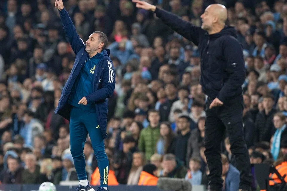 Vitor Pereira (kiri), pengurus Nottingham Forest, dan Pep Guardiola, pengurus Manchester City, memberi arahan kepada pemain masing-masing. City seri dengan Nottingham Forest dalam perlawanan di Stadium Etihad pada 4 Mac 2026.