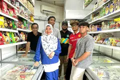 ADA RUANG BARU: Kedai runcit Riqmah Putraz yang baru beroperasi dikendalikan anak-beranak iaitu (dari kiri) Encik Asanul Fariq Sani, Cik Norhasyimah Awaludin, Encik Irfan Danial Putra Asanul Fariq, Encik Muhammad Nabil Putra Asanul Fariq, Hamzah Lutfil Putra Asanul Fariq dan Encik Hilman ‘Aqil Putra Asanul Fariq.