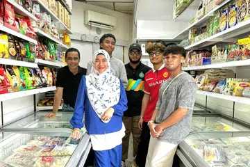 ADA RUANG BARU: Kedai runcit Riqmah Putraz yang baru beroperasi dikendalikan anak-beranak iaitu (dari kiri) Encik Asanul Fariq Sani, Cik Norhasyimah Awaludin, Encik Irfan Danial Putra Asanul Fariq, Encik Muhammad Nabil Putra Asanul Fariq, Hamzah Lutfil Putra Asanul Fariq dan Encik Hilman ‘Aqil Putra Asanul Fariq.