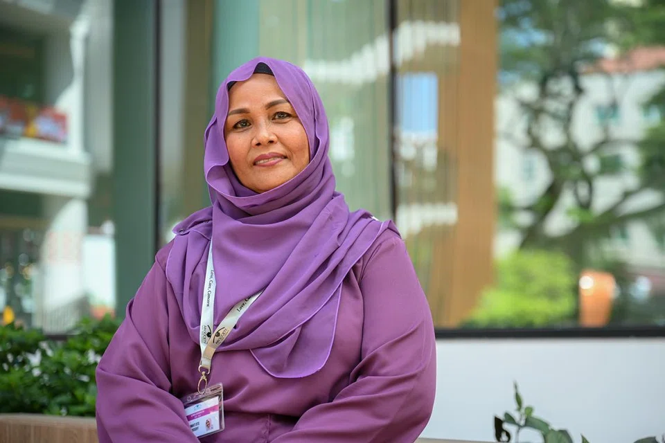BERTARUNG DENGAN BARAH: 
Cik Ratnawati Mohd Yusoff mendapat sokongan daripada Persatuan Ain dalam perjalanannya melawan penyakit barah.