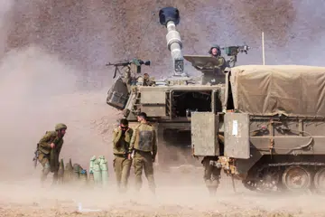 BUAT PERSEDIAAN: Artileri Howitzer diguna pakai oleh tentera Israel berhampiran sempadan dengan Gaza di selatan Israel.