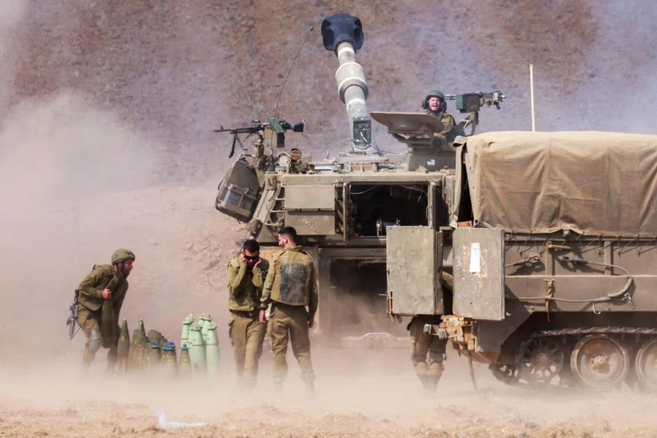 BUAT PERSEDIAAN: Artileri Howitzer diguna pakai oleh tentera Israel berhampiran sempadan dengan Gaza di selatan Israel.