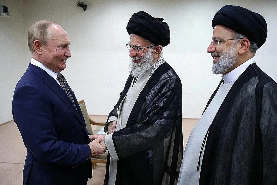 PERKUKUH HUBUNGAN: Pemimpin Tertinggi Iran, Ayatollah Ali Khamenei (tengah) menerima kunjungan Presiden Russia, Encik Vladimir Putin di pejabatnya sambil disaksikan oleh Presiden Iran, Encik Ebrahim Raisi. Encik Putin berada di Iran bagi perbincangan mengenai perang di Syria. - Foto AFP