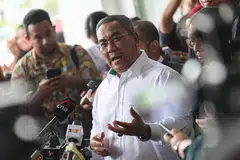 MAHU KEMUKA BUKTI: Datuk Seri Muhammad Sanusi Md Nor bercakap kepada media di Mahkamah Seksyen Selayang baru-baru ini. Beliau berkata amaran saman yang dikemukakan oleh Menteri Besar Selangor, Datuk Seri Amirudin Shari tidak menggugatnya dan beliau juga ada ‘bukti’.