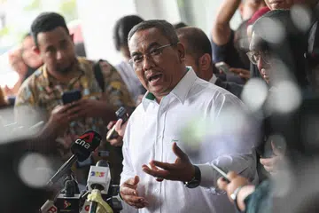 MAHU KEMUKA BUKTI: Datuk Seri Muhammad Sanusi Md Nor bercakap kepada media di Mahkamah Seksyen Selayang baru-baru ini. Beliau berkata amaran saman yang dikemukakan oleh Menteri Besar Selangor, Datuk Seri Amirudin Shari tidak menggugatnya dan beliau juga ada ‘bukti’.