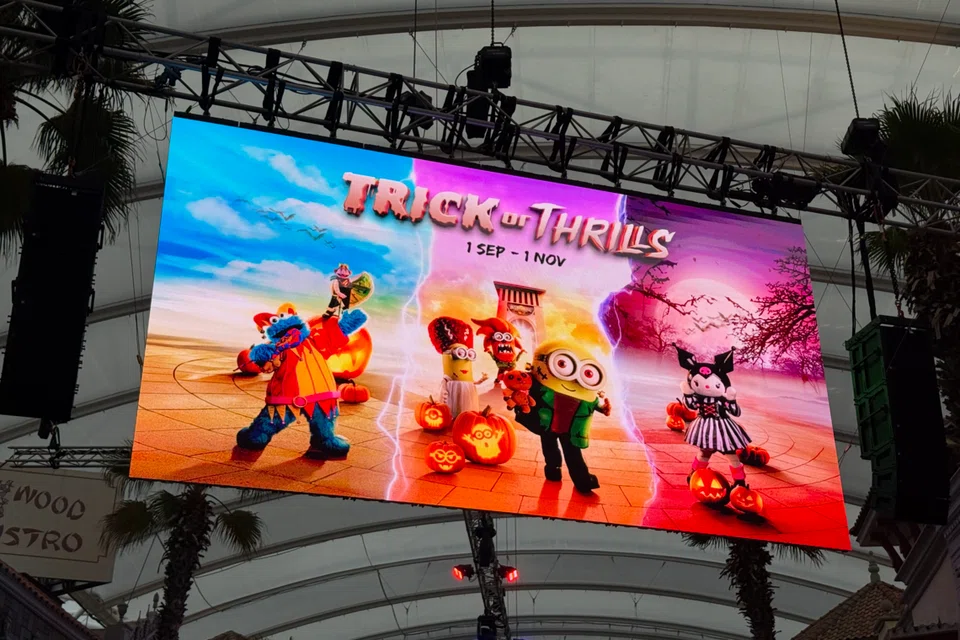 Pengunjung boleh bertemu pelbagai watak popular menerusi acara Trick or Thrills di Universal Studios Singapore (USS).