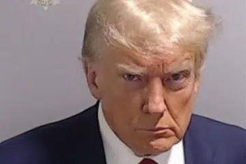 DIMASUKKAN SEBENTAR KE PENJARA: Dalam gambar yang dikeluarkan Pejabat Syerif, mantan Presiden Amerika Syarikat, Donald Trump, yang ditahan di penjara buat seketika, memandang ke arah kamera dengan wajah berang.