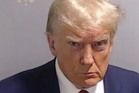 DIMASUKKAN SEBENTAR KE PENJARA: Dalam gambar yang dikeluarkan Pejabat Syerif, mantan Presiden Amerika Syarikat, Donald Trump, yang ditahan di penjara buat seketika, memandang ke arah kamera dengan wajah berang.