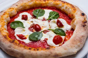 Piza ‘sourdough Margherita’ bersama sos tomato dan keju serta kepingan daun selasih. Penyediaannya menuntut lebih banyak masa berbanding piza tradisional atau dikenali sebagai piza ‘Neapolitan’.