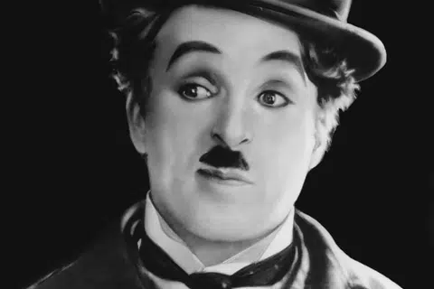 CHARLIE CHAPLIN: Ikon lawak filem bisu yang diulit banyak masalah peribadi lantas sering kali senyum dalam tangisan.
