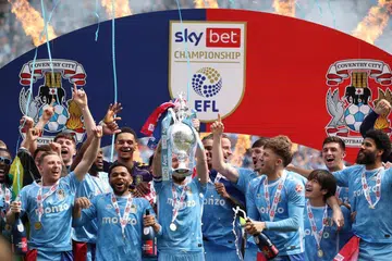 Coventry City menjulang piala Liga Kejohanan selepas menewaskan Wrexham 3-1, sekaligus mengumpul 92 mata selepas 45 perlawanan.