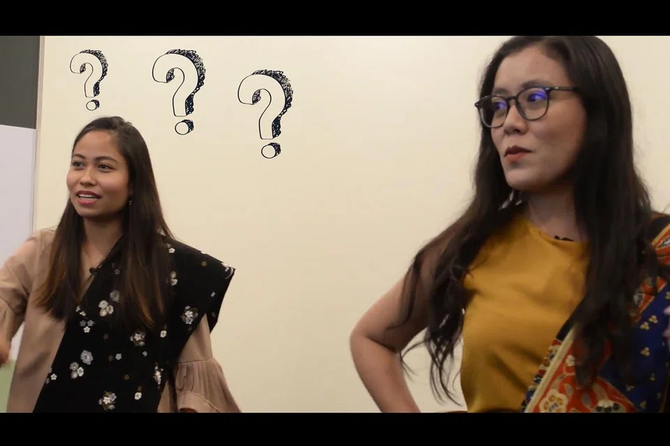 BELAJAR ZAPIN DI ALAM MAYA: Wartawan Nur Syuhrah Hassan (kiri) dan hos Irma Kamarudin (kanan) cuba berjoget zapin berpandukan guru di alam maya dalam segmen Cabaran dalam The BM Show episod kelima.