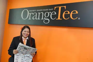 BUAT PENYESUAIAN: Ejen hartanah mereka, Cik Susan Mariam dari OrangeTee & Tie, bantu pembeli buat penilaian pembelian flat secara kunjungan maya. 