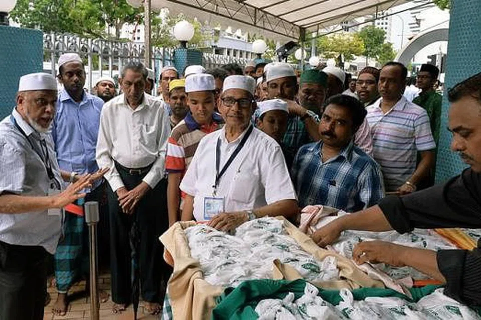 NASI BERIANI PERCUMA: Sebanyak 1,200 bungkus nasi beriani daging diagihkan Masjid Malabar selepas solat Jumaat semalam. - Foto KHALID BABA 