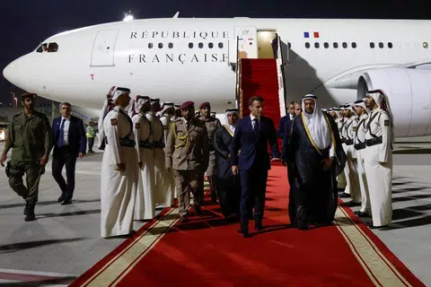 HASIL USAHA: Gambar fail Presiden Perancis, Encik Emmanuel Macron, dialu-alukan oleh pegawai Kementerian Luar Qatar setibanya di lapangan terbang Doha, untuk lawatan sehari untuk berbincang dengan Emir Qatar mengenai nasib tebusan yang ditahan oleh Hamas, di Doha, Qatar, 2 Disember  2023. 