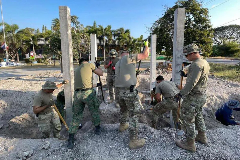 Jurutera tempur Angkatan Bersenjata Singapura (SAF) membina sebuah bangunan pelbagai guna di Thailand sebagai sebahagian daripada Latihan ‘Cobra Gold’.