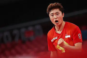 BANGKIT MENANG: Feng (gambar) mengalahkan pemain nombor 72 dari Sepanyol, Maria Xiao, 4-1 (8-11, 12-10, 11-5, 11-2, 11-4) dalam masa 46 minit di Gimnasium Metropolitan Tokyo semalam untuk melayakkan diri ke pusingan kelompok 16 pesaing perseorangan wanita. - Foto-foto REUTERS
