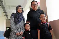 RINGANKAN BEBAN: Encik Mohd Hijazi Masderbari dan isteri, Cik Noor Susilawati Mohd Sanosi, lega dengan bantuan baucar Skim Bantuan Sekolah, Dana Amanah Pendidikan (ETF), yang diterima anak bongsu mereka, Muhd Rizq Wildan (hadapan kiri). Bersama mereka anak sulung, Rifqi. - Foto BM oleh ALPHONSUS CHERN