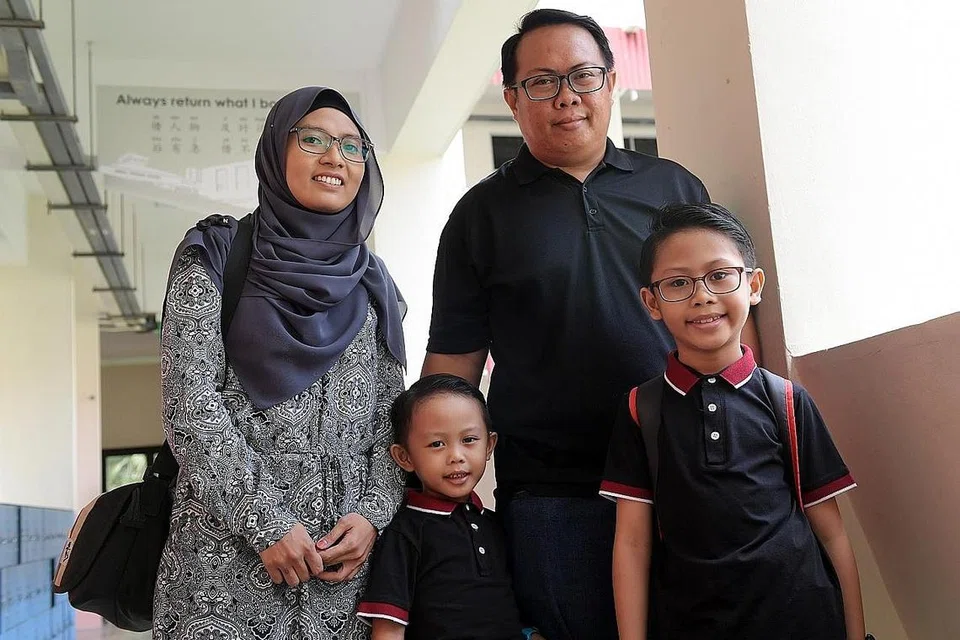 RINGANKAN BEBAN: Encik Mohd Hijazi Masderbari dan isteri, Cik Noor Susilawati Mohd Sanosi, lega dengan bantuan baucar Skim Bantuan Sekolah, Dana Amanah Pendidikan (ETF), yang diterima anak bongsu mereka, Muhd Rizq Wildan (hadapan kiri). Bersama mereka anak sulung, Rifqi. - Foto BM oleh ALPHONSUS CHERN