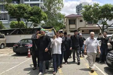SAAT SYAHDU: Jenazah Allahyarhamha Asmah Laili diusung sahabat handai masuk ke Masjid Baalwie pada 16 Februari.