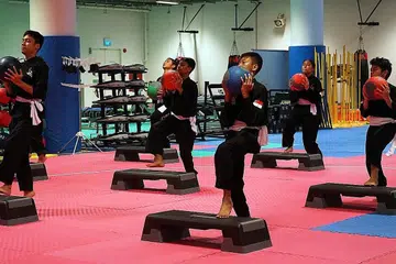 GIGIH JALANI LATIHAN RAMADAN: Pesilat nasional daripada pelbagai peringkat usia menjalani Latihan Ramadan untuk mengekalkan kecergasan dan mempersiapkan diri menghadapi sebarang pertandingan yang akan datang. - Foto PERSISI