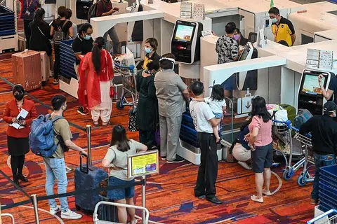 RAMAI RAKYAT SINGAPURA MULA KE LUAR NEGARA: Pengembara antara lain digalakkan mendapatkan perlindungan insurans untuk memastikan mereka tidak perlu menanggung keseluruhan beban membayar kos rawatan mereka sekiranya mereka mengalami komplikasi berkaitan Covid-19 semasa melancong ke luar negara. - Foto AFP