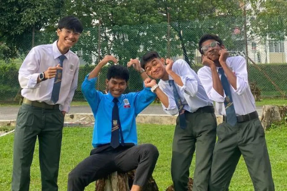 Foto kenangan di sekolah Mohammad Haikal Hasri, 18 tahun (dua dari kanan), bersama sahabat baiknya berbangsa India, N Nyann (kanan sekali); Lee Chow (kiri); dan Eshan.