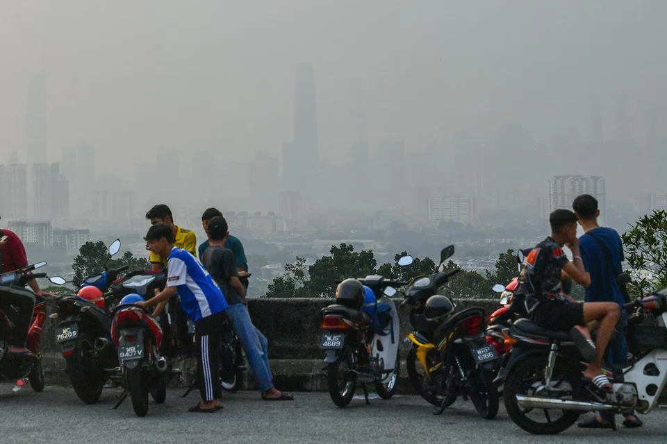 ALAMI JEREBU TERUK: Pemandangan bangunan-bangunan pencakar langit di kawasan Kuala Lumpur dan kawasan sekitarnya kelihatan kabur berikutan keadaan jerebu yang melanda ibu kota Malaysia itu.
