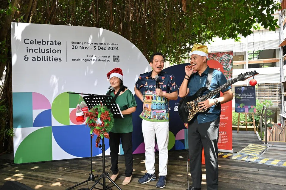 Setiausaha Parlimen Kanan (Kebudayaan, Masyarakat dan Belia merangkap Pembangunan Sosial dan Keluarga), Encik Eric Chua (tengah), yang hadir di Rumah Terbuka Enabling Village turut membuat persembahan sebuah lagu bersama StrawberryStory, kumpulan muzik yang dibentuk oleh dua artis kurang deria penglihatan, Cik Wan Wai Yee (kiri) dan Encik Ivni Yaakub (kanan) semasa sesi ‘LIVE with ART:DIS’ pada 30 November.