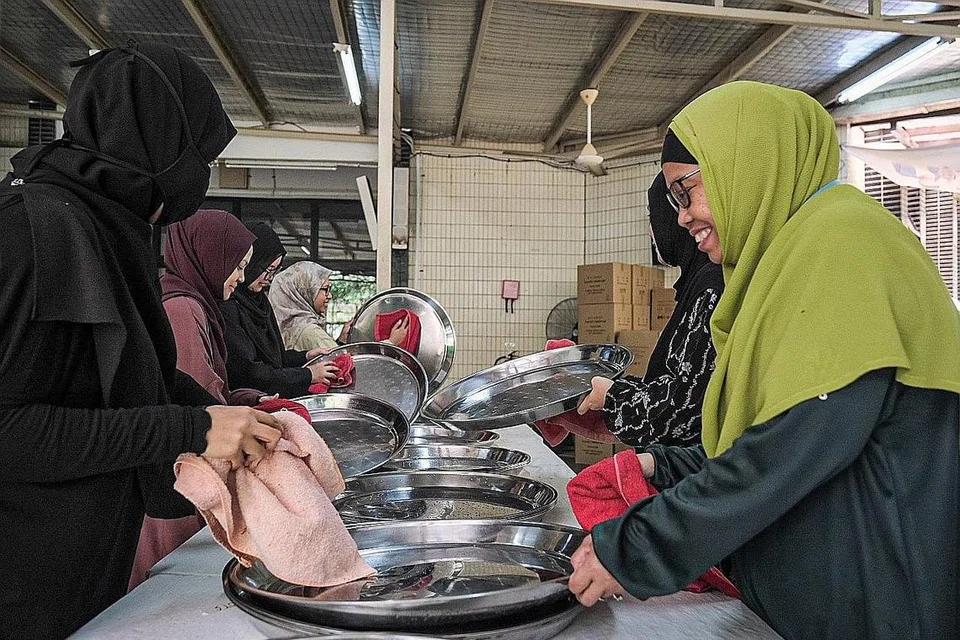 IFTAR BERSAMA JEMAAH: Kakitangan dan sukarelawan Masjid Darul Makmur buat persiapan iftar sepanjang Ramadan kelak.