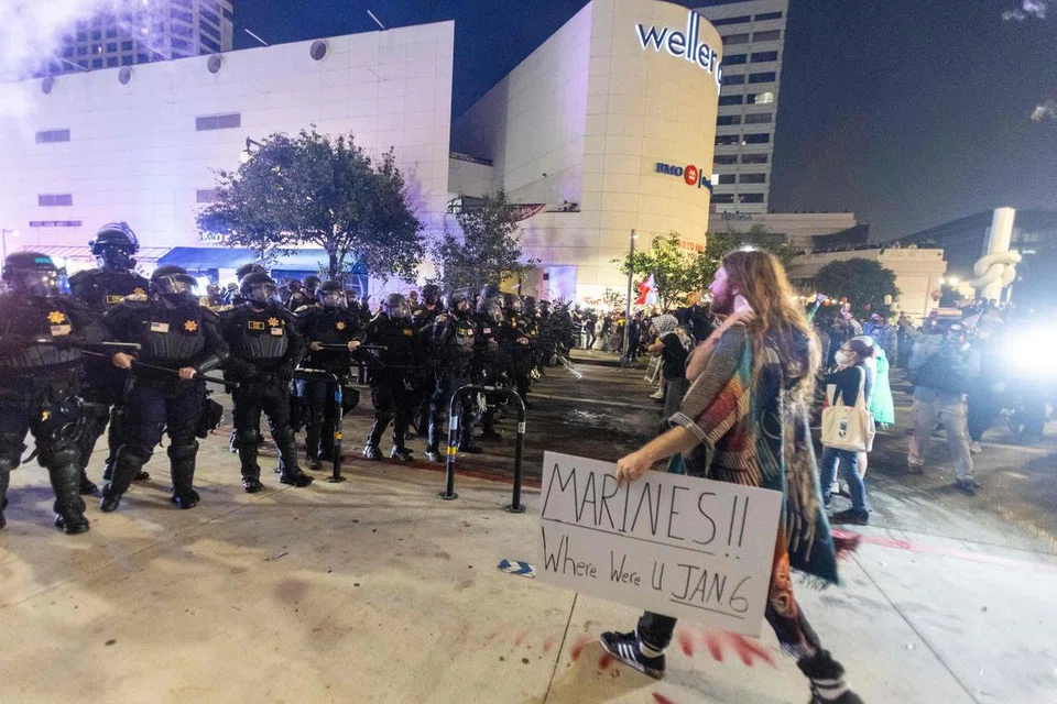 Presiden Amerika Syarikat, Encik Donald Trump, telah mengerahkan askar marin selepas himpunan penunjuk perasaan melimpah ke jalan-jalan utama di Los Angeles.