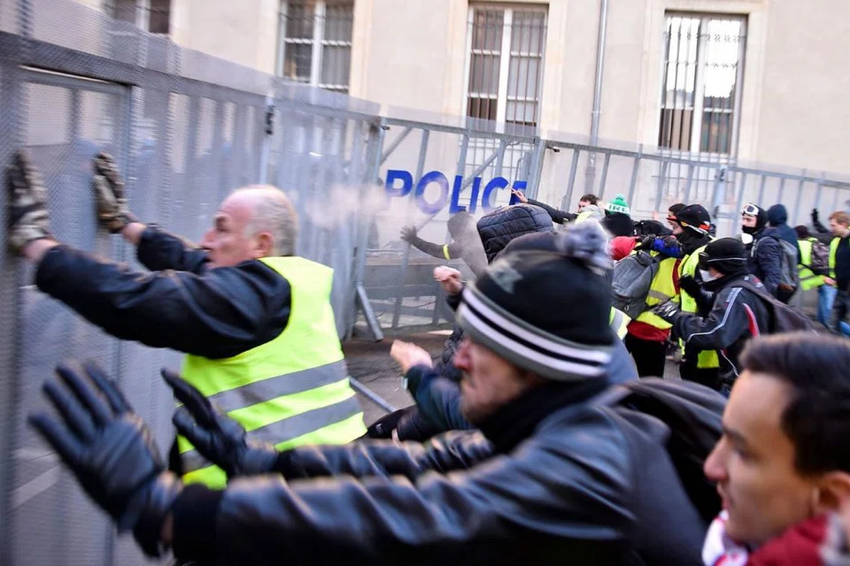 CUBA REMPUH: Penunjuk perasaan cuba memindahkan pintu kawalan rusuhan semasa demonstrasi anti-pemerintah yang dipanggil oleh pergerakan 'Gilets Jaunes' pada 19 Januari 2019 di Nancy, timur laut Perancis. - Foto AFP