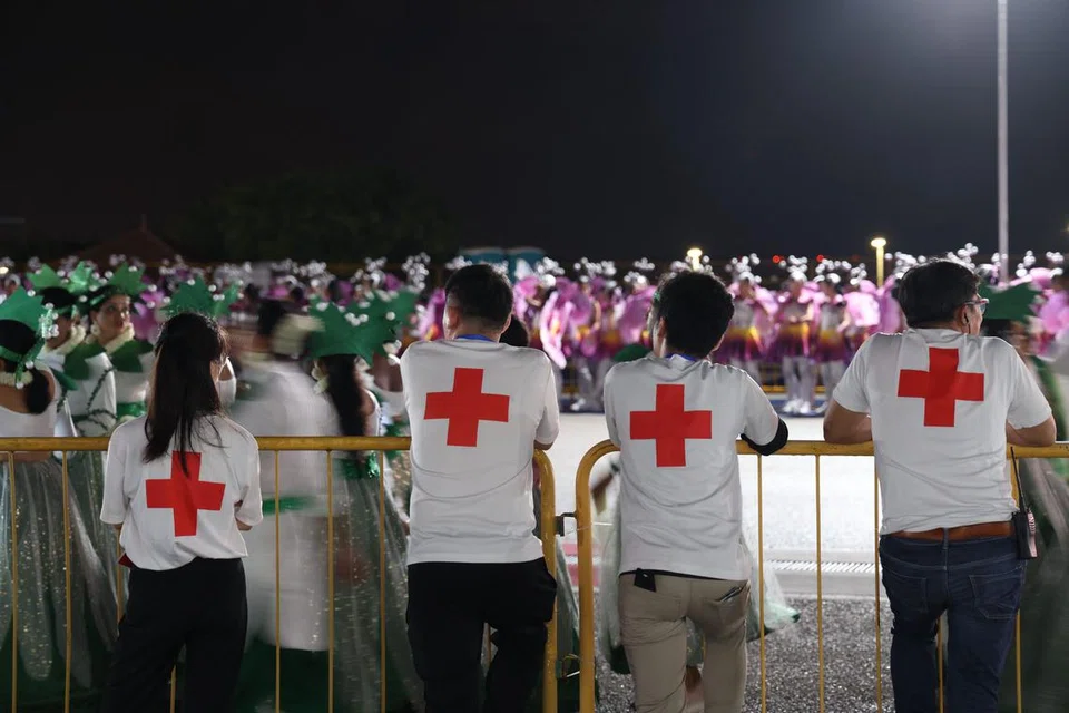 Sukarelawan Palang Merah Singapura (SRC) bersedia menghulurkan bantuan semasa acara Perbarisan Chingay 2024. SRC melindungi masyarakat Singapura dengan menyediakan khidmat pertolongan cemas semasa acara kebangsaan dan masyarakat.