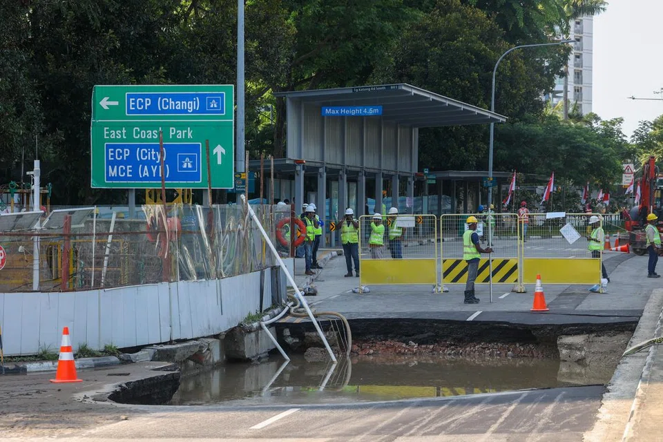 Agensi air negara PUB sedang berusaha mengeluarkan semua air dari lubang benam tersebut, namun proses itu perlu dilakukan secara beransur-ansur bagi menilai tindak balas tanah apabila air tersebut dikeluarkan.