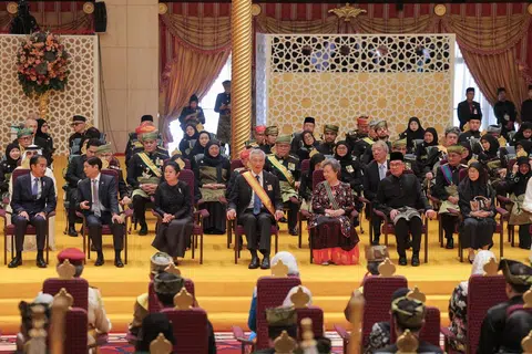 PERKAHWINAN DIRAJA BRUNEI: Perdana Menteri Singapura, Encik Lee Hsien Loong (empat dari kiri) bersama isteri dan beberapa pemimpin negara lain semasa menghadiri Majlis Istiadat Bersanding Pengantin Diraja Brunei di Istana Nurul Iman pada 14 Januari 2024.