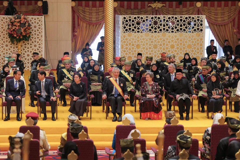 PERKAHWINAN DIRAJA BRUNEI: Perdana Menteri Singapura, Encik Lee Hsien Loong (empat dari kiri) bersama isteri dan beberapa pemimpin negara lain semasa menghadiri Majlis Istiadat Bersanding Pengantin Diraja Brunei di Istana Nurul Iman pada 14 Januari 2024.