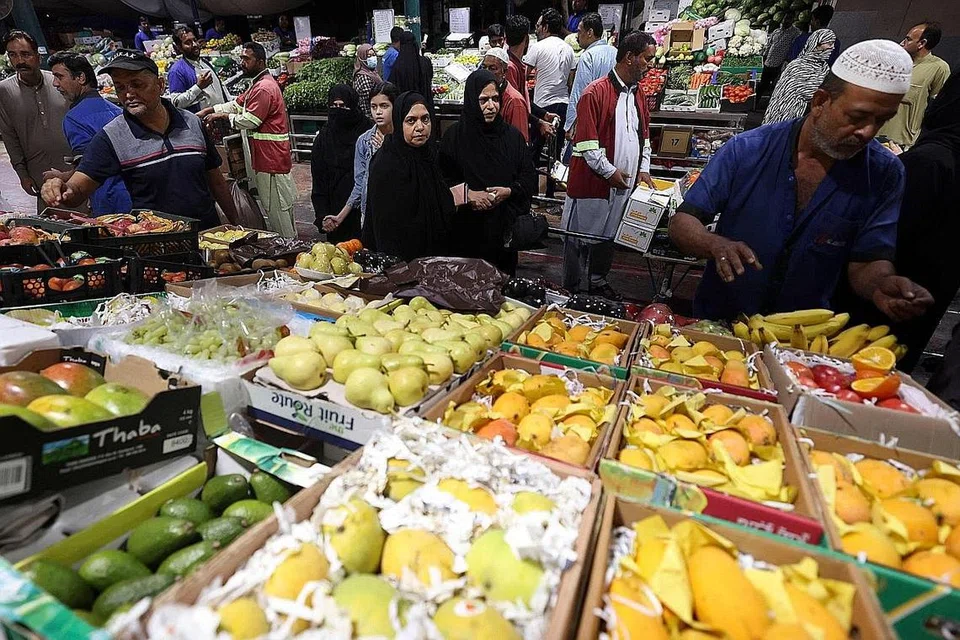 SUASANA DI PASAR: Warga Dubai membeli barangan segar di pasar menjelang bulan Ramadan. - Foto AFP 