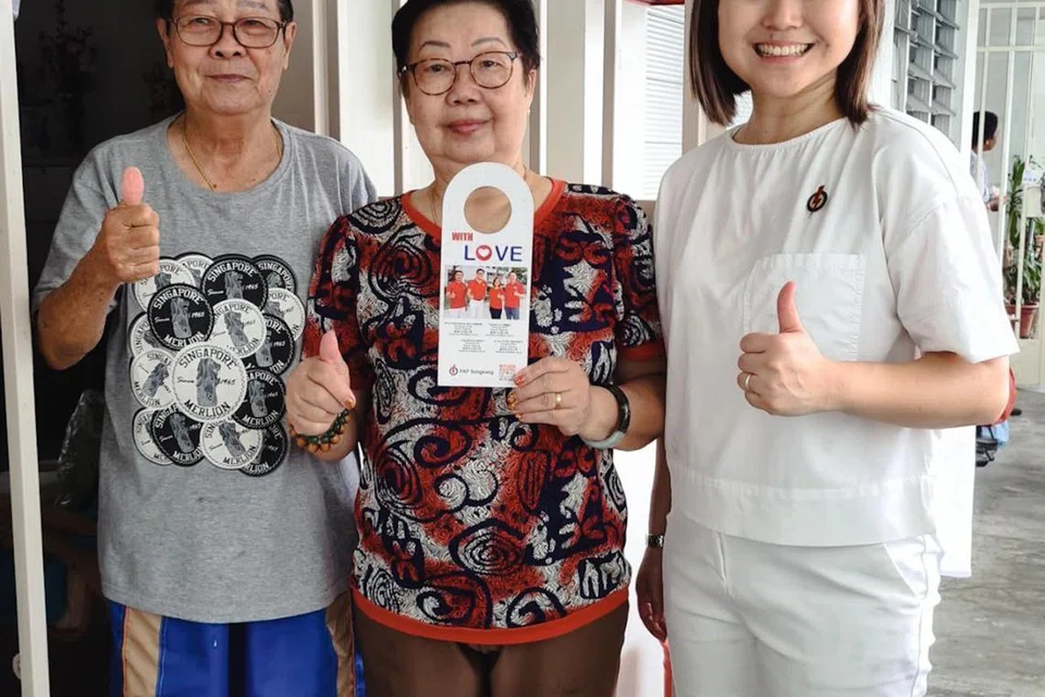 TERUJA: Cik Theodora Lai (paling kanan), teruja diberi kepercayaan untuk menjadi penasihat GRO kawasan Sengkang North. 