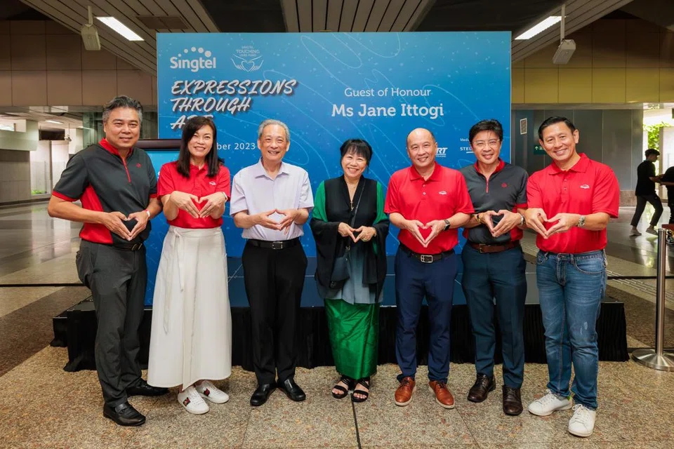 HARGAI BAKAT SENI:  Kempen ‘Expression through Art’  dimulakan dengan pelancaran kereta api bertema seni bersama Cik Jane Ittogi Shanmugaratnam (tengah), Ketua Eksekutif Kumpulan Singtel, Encik Yuen Kuan Moon (tiga dari kanan), Ketua Pegawai Rakyat dan Kemapanan Kumpulan Singtel dan Pengerusi Singtel Touching Lives Fund (STLF), Cik Aileen Tan (dua dari kiri) dan Pengerusi SMRT Encik Seah Moon Ming (tiga dari kiri). 