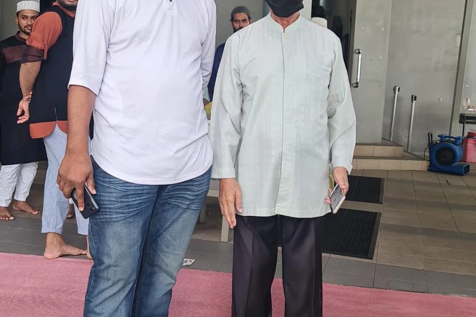 JASA RELAWAN: Ketua Persatuan Padi, Encik Jaffar Md Said, telah membantu mengambil dan menghantar sukarelawan ke masjid, madrasah dan persatuan setempat bagi memudahkan pergerakan tabung ke destinasi yang ditentukan.  