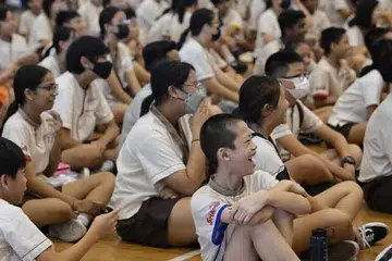 TANGKAPAN WAJAH PENUH HARAPAN: Pelajar sekolah rendah di Singapura menanti keputusan dengan penuh harapan.