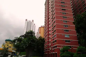 LOKASI DEKAT DENGAN BANDAR DAN ORCHARD ROAD: Harga flat berusia antara lima dengan lebih 20 tahun di Queenstown, terus meningkat kerana lokasi dan tidak begitu padat dengan penduduk berbanding dengan estet-estet perumahan lain.