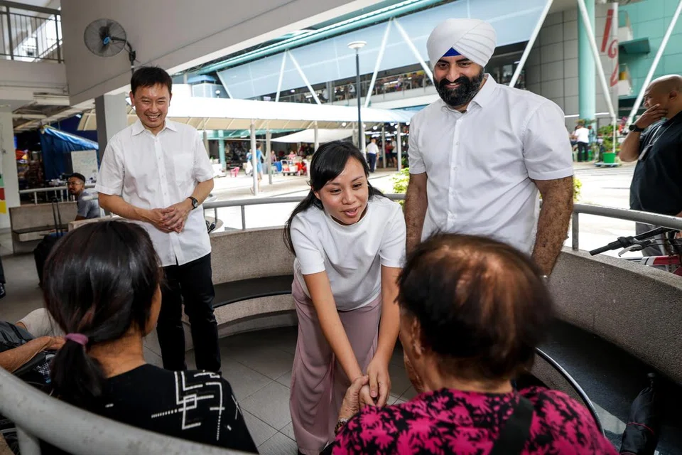 Menteri Pengangkutan, Encik Chee Hong Tat (kiri), bersama dua wajah baru Parti Tindakan Rakyat (PAP), iaitu pengarah eksekutif, CampusImpact, Cik Elysa Chen, dan peguam yang juga rakan kongsi di firma guaman, Tito Isaac & Co, Encik Kawal Pal Singh, semasa mengunjungi Pasar dan Pusat Makanan Toa Payoh West pada 13 April.