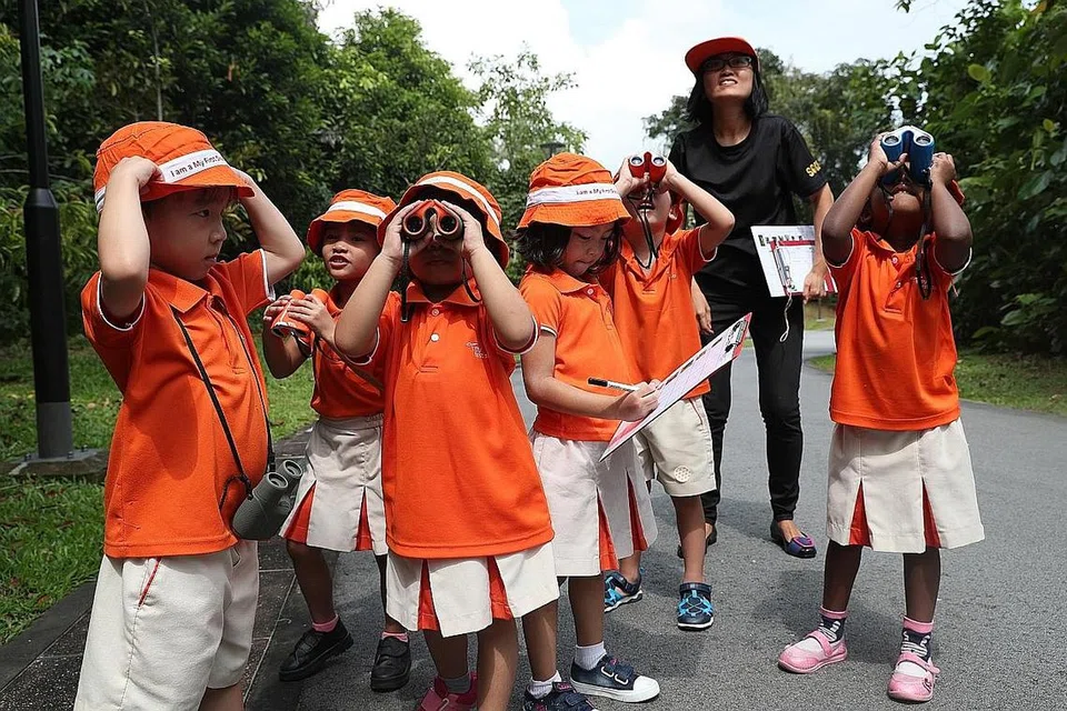 PENDIDIKAN PRASEKOLAH: Pelajar cilik di My First Skool di Segar Road menikmati pembelajaran di luar darjah di Zhenghua Nature Park. - Foto BM oleh TIMOTHY DAVID