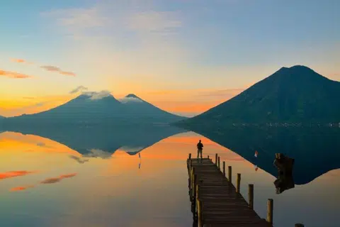 PEMANDANGAN MENAKJUBKAN:  Tasik kawah Lago de Atitlán dikelilingi oleh tiga gunung berapi. 