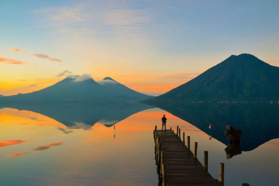 PEMANDANGAN MENAKJUBKAN:  Tasik kawah Lago de Atitlán dikelilingi oleh tiga gunung berapi. 
