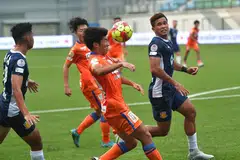 Aksi antara Albirex Niigata dan Hougang United dalam Perisai Masyarakat 2023 di Stadium Jalan Besar pada Ahad (19 Februari). - Foto ST 