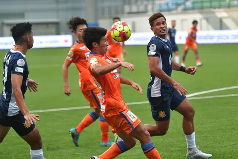 Aksi antara Albirex Niigata dan Hougang United dalam Perisai Masyarakat 2023 di Stadium Jalan Besar pada Ahad (19 Februari). - Foto ST 